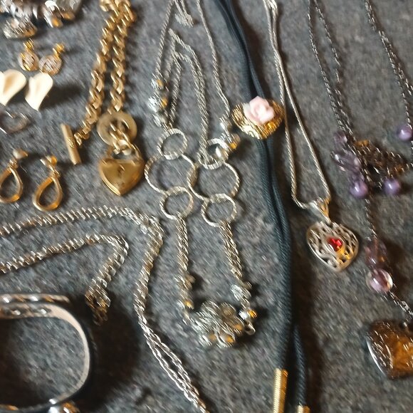 15 piece of Heart themed  jewelry lot - Picture 8 of 9